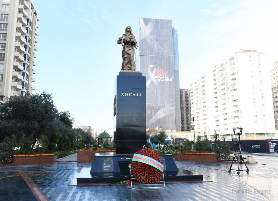 Prezident İlham Əliyev və birinci xanım Mehriban Əliyeva Xocalı soyqırımı abidəsini ziyarət ediblər