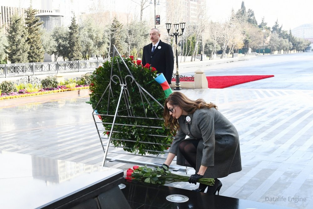 Prezident İlham Əliyev və birinci xanım Mehriban Əliyeva Xocalı soyqırımı abidəsini ziyarət ediblər