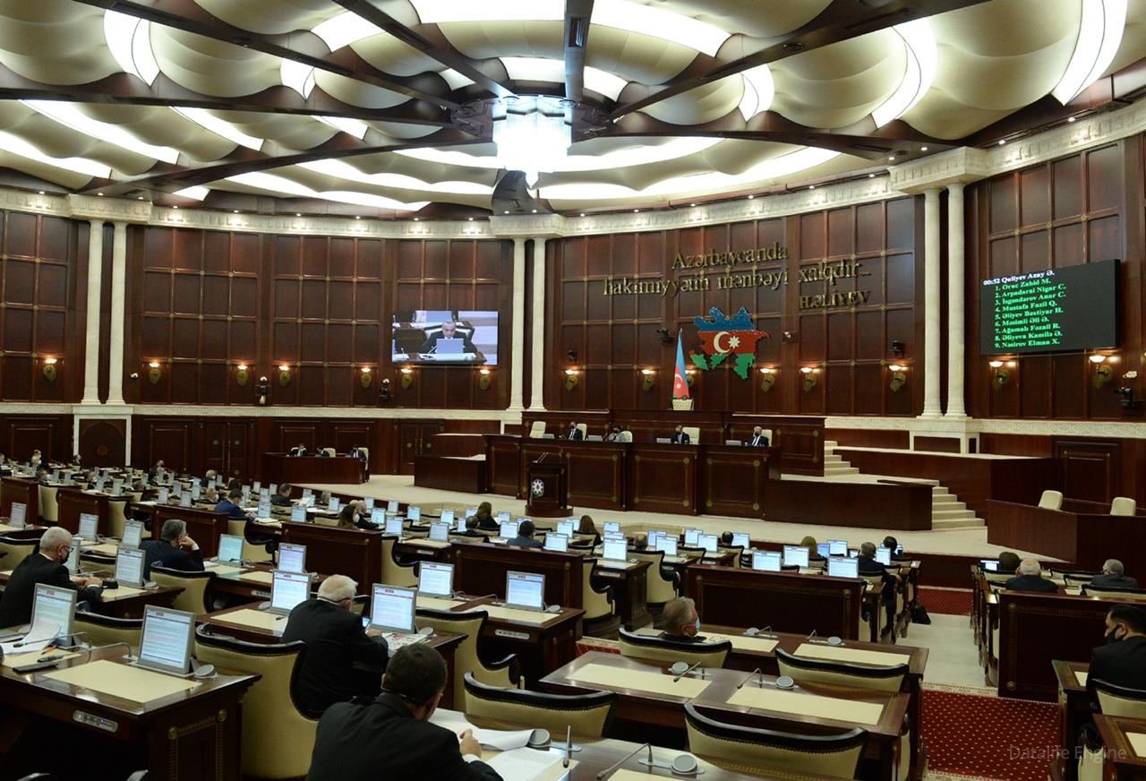 Deputatlar bu gün 13 məsələnin müzakirəsinə toplaşır
