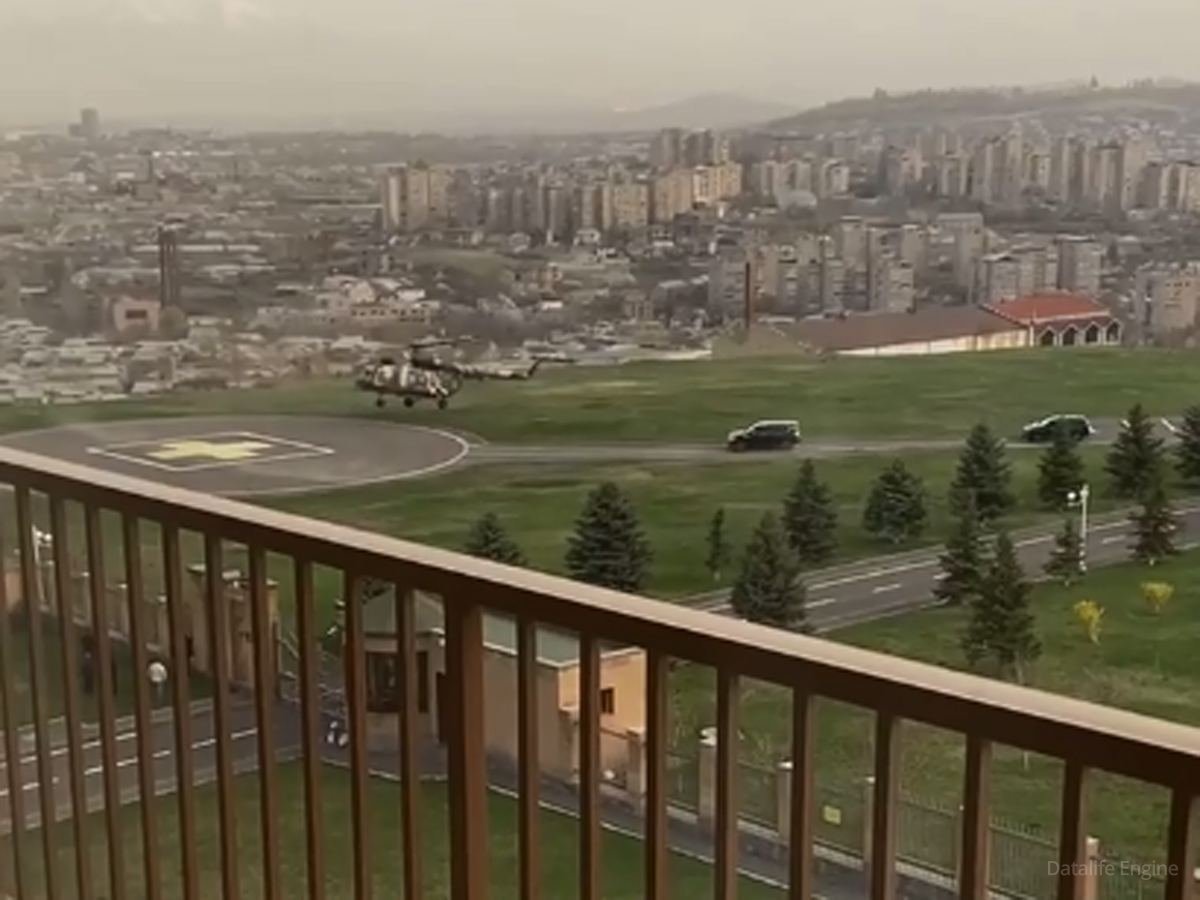 Yerevanda əsgər yaxınları yolları bağlayıb, baş qərargah rəisi helikopterlə qaçıb