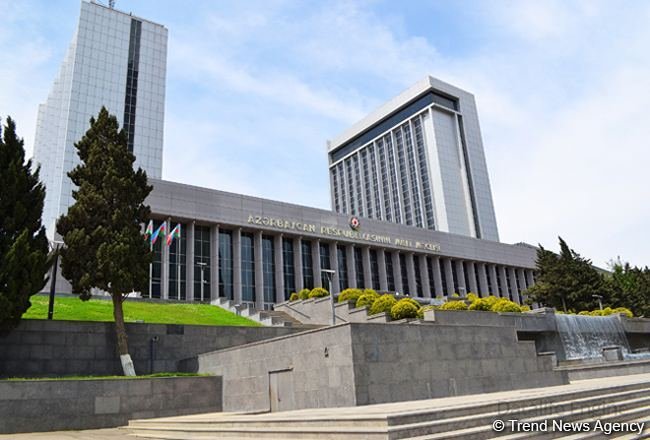 Deputatlar bu gün 9 məsələnin müzakirəsinə toplaşır