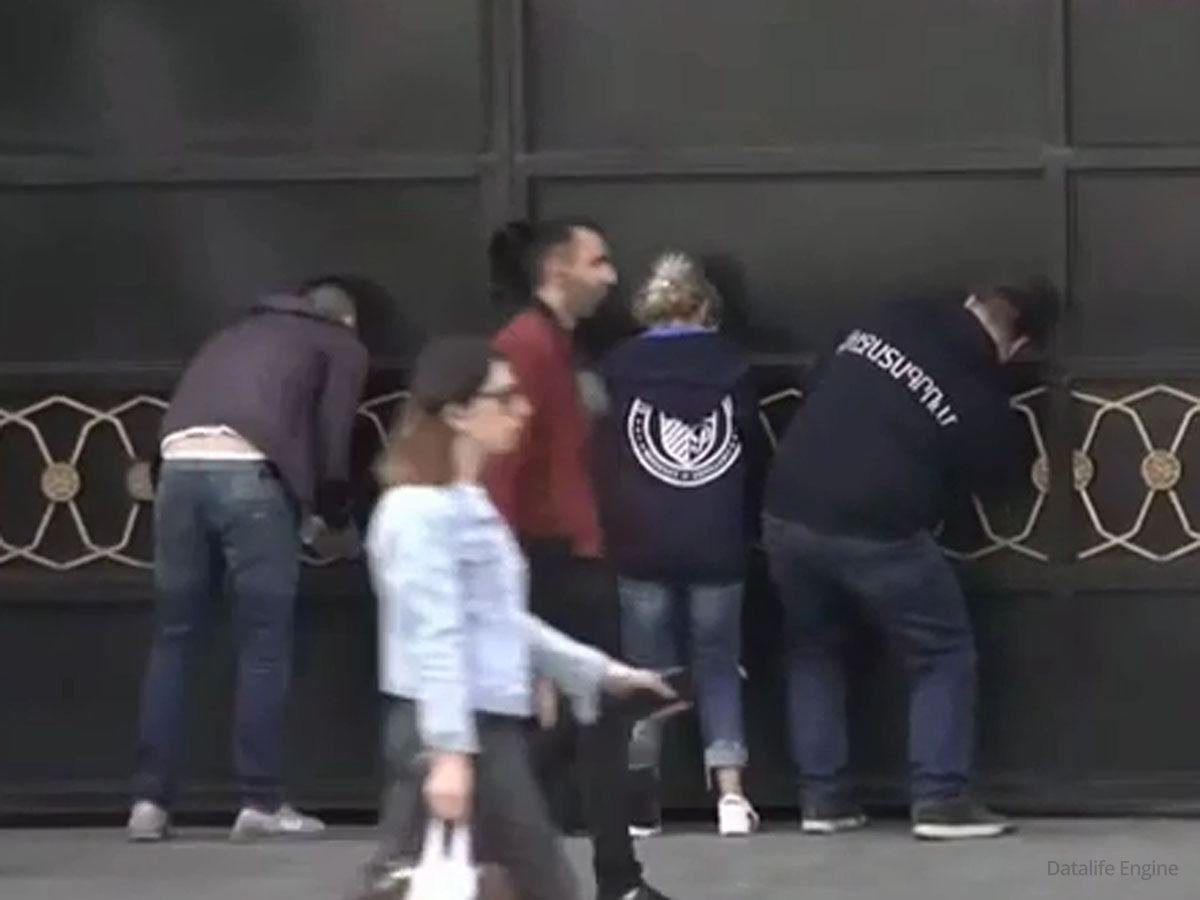 Yerevanda etirazçılar özlərini hökumət binasına qandalladı