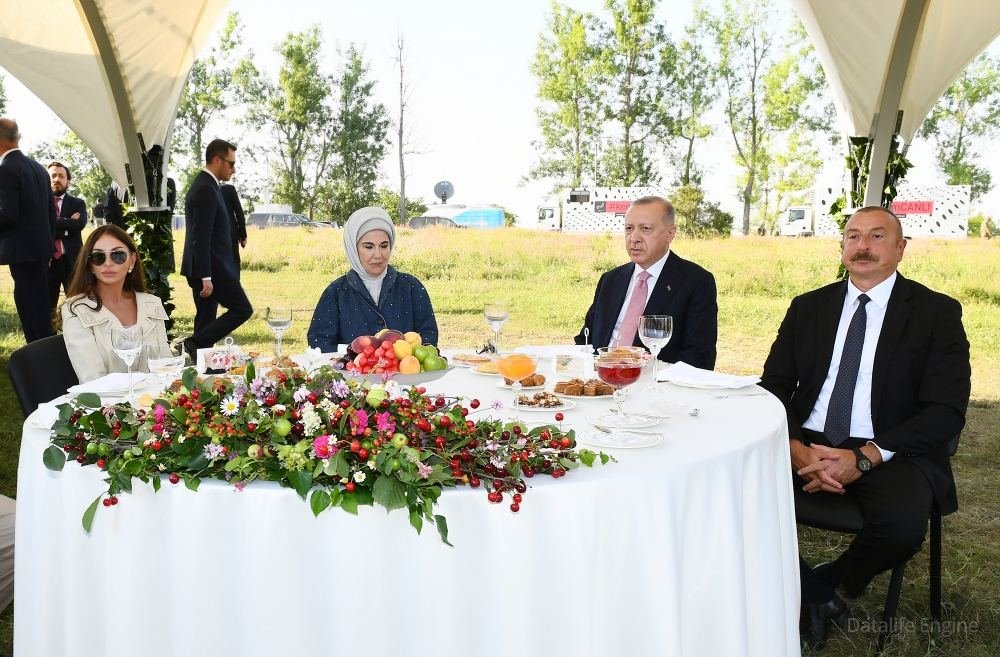 Azərbaycan və Türkiyə Prezidentləri xanımları ilə birlikdə Heydər Əliyev Fondunun təşkil etdiyi “Musiqi irsi və Qarabağ atları Cıdır düzündə” adlı kompozisiyanın təqdimatında iştirak ediblər 