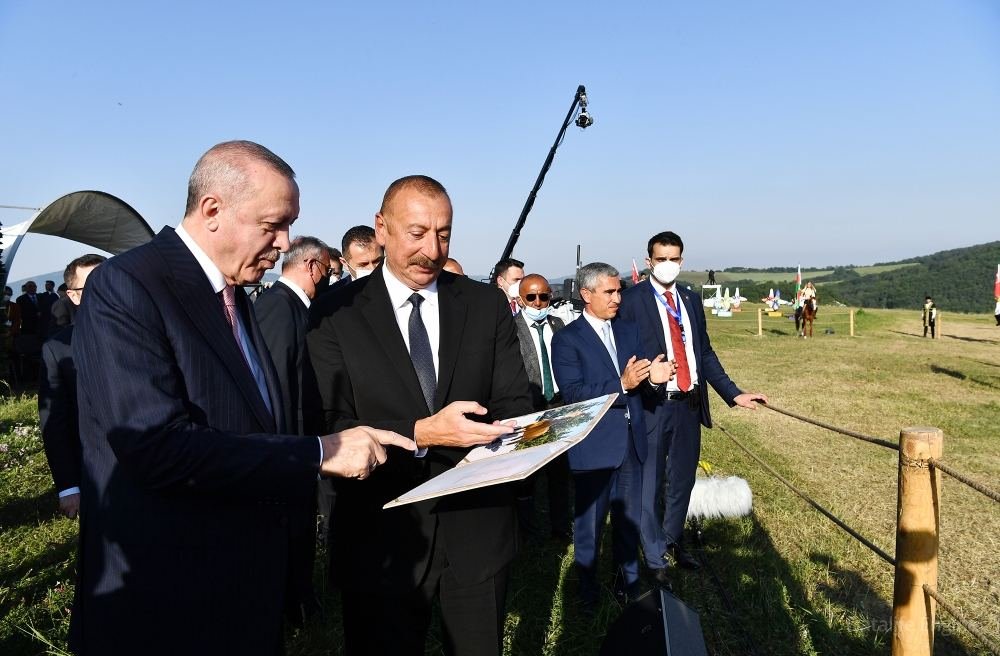 Azərbaycan və Türkiyə Prezidentləri xanımları ilə birlikdə Heydər Əliyev Fondunun təşkil etdiyi “Musiqi irsi və Qarabağ atları Cıdır düzündə” adlı kompozisiyanın təqdimatında iştirak ediblər 