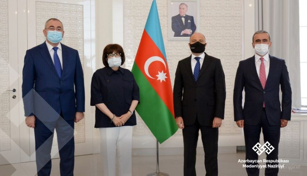 UNESCO Siyahısına daxil olmuş 4 elementin sertifikatları mədəniyyət naziri Anar Kərimova təqdim edilib