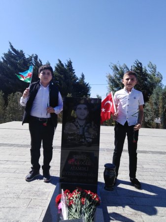 288 saylı orta məktəbi şəhidlərin anım gününü "Şəhidlər xiyabanı"nda qeyd edib - FOTO