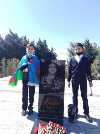 288 saylı orta məktəbi şəhidlərin anım gününü "Şəhidlər xiyabanı"nda qeyd edib - FOTO