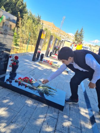 288 saylı orta məktəbi şəhidlərin anım gününü "Şəhidlər xiyabanı"nda qeyd edib - FOTO