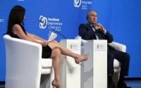 “Ayaqlarınla nə etmək istəyirdin?” - Putinin qarşısında oturan aparıcıya sərt reaksiya...