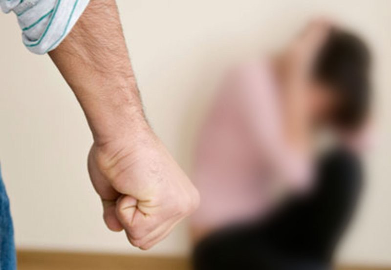 Bakıda 19 yaşlı qız anası və bacısını atasından xilas etdi