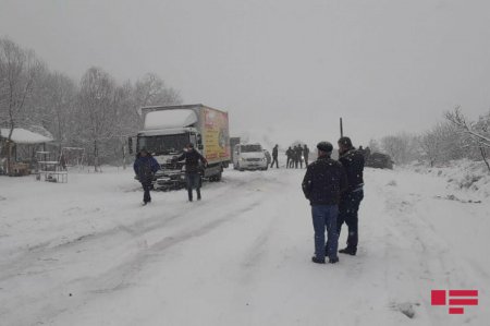Şamaxı-İsmayıllı yolunda 10-a yaxın avtomobil qəzaya düşdü - Xəsarət alanlar var - FOTO
