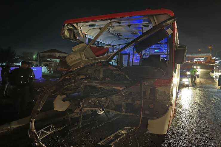Bakıda avtobusla yük maşını TOQQUŞDU Bakıda avtobusla yük maşını TOQQUŞDU