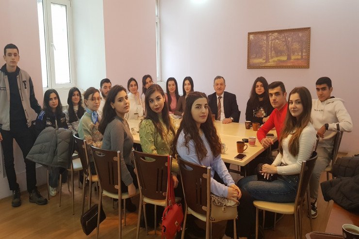 Deputat tələbələrə kafedə dərs keçdi - Azərbaycanda Deputat tələbələrə kafedə dərs keçdi - Azərbaycanda