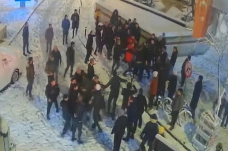Qartopu oyunu silahlı qarşıdurmaya çevrildi: Yaralılar var Qartopu oyunu silahlı qarşıdurmaya çevrildi: Yaralılar var
