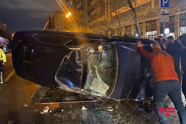 Bakıda avtomobil üç maşına dəyərək aşıb Bakıda avtomobil üç maşına dəyərək aşıb