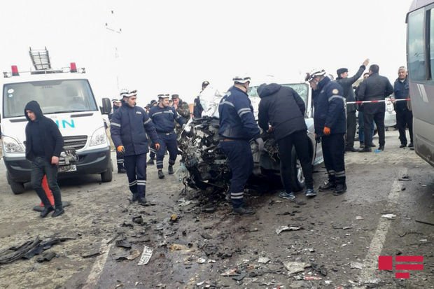 Sumqayıtda mikroavtobus minik avtomobili ilə toqquşub: Ondan artıq yaralı var 