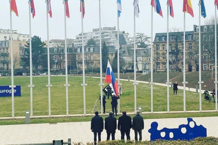 AŞPA-nın qarşısındakı Rusiya bayrağı endirildi AŞPA-nın qarşısındakı Rusiya bayrağı endirildi