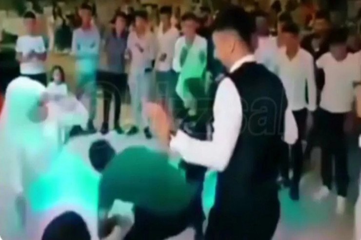 Toyda "ŞABAŞI" özü yığan GƏLİN uşaqları döydü Toyda "ŞABAŞI" özü yığan GƏLİN uşaqları döydü