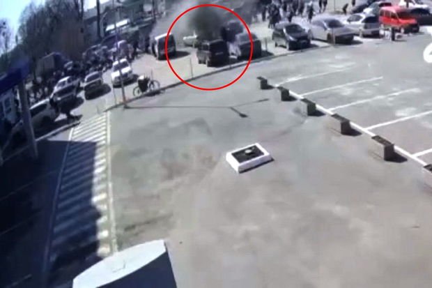 Xarkovda insanların humanitar yardım üçün toplaşdığı yerə raketin düşmə anı Xarkovda insanların humanitar yardım üçün toplaşdığı yerə raketin düşmə anı