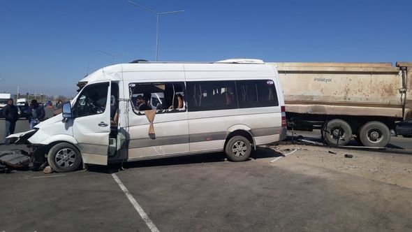 Ağstafada mikroavtobusla yük maşını toqquşub: Ölənlər və yaralananlar var - FOTO Ağstafada mikroavtobusla yük maşını toqquşub: Ölənlər və yaralananlar var - FOTO