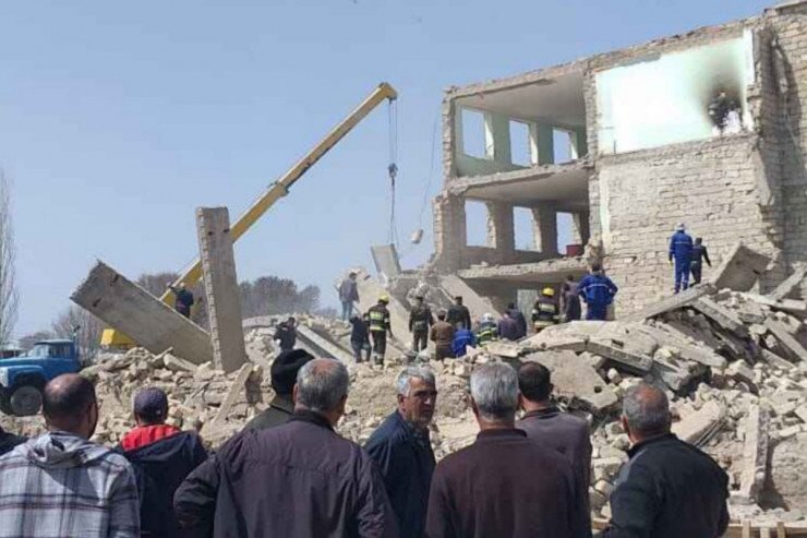 Naxçıvanda məktəb çökdü: ÖLƏNLƏR VAR - FOTO Naxçıvanda məktəb çökdü: ÖLƏNLƏR VAR - FOTO