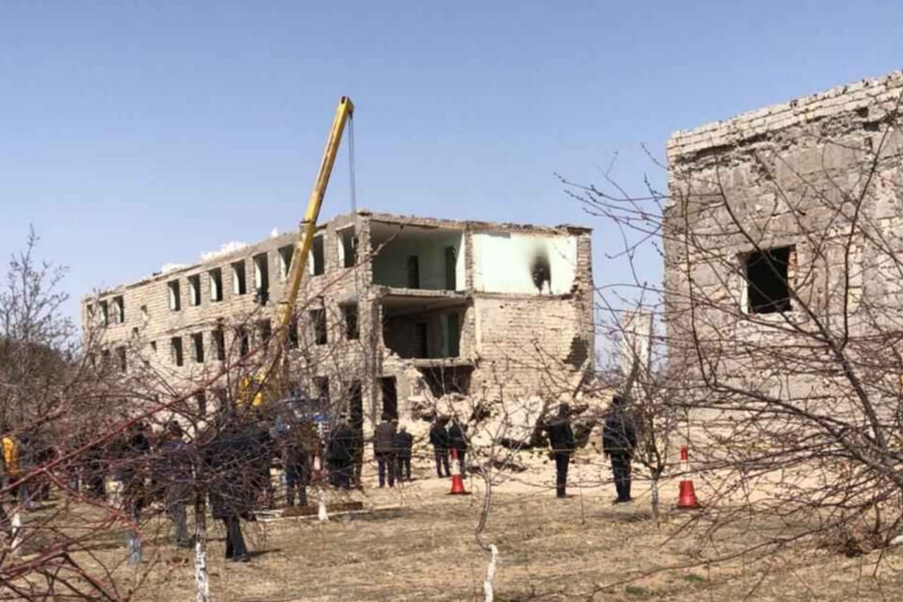 Naxçıvanda məktəb çökdü: ÖLƏNLƏR VAR - FOTO Naxçıvanda məktəb çökdü: ÖLƏNLƏR VAR - FOTO