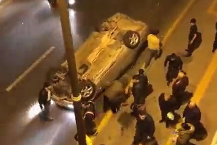 Bakıda "Mercedes" aşdı, 5 yaralı... Bakıda "Mercedes" aşdı, 5 yaralı...