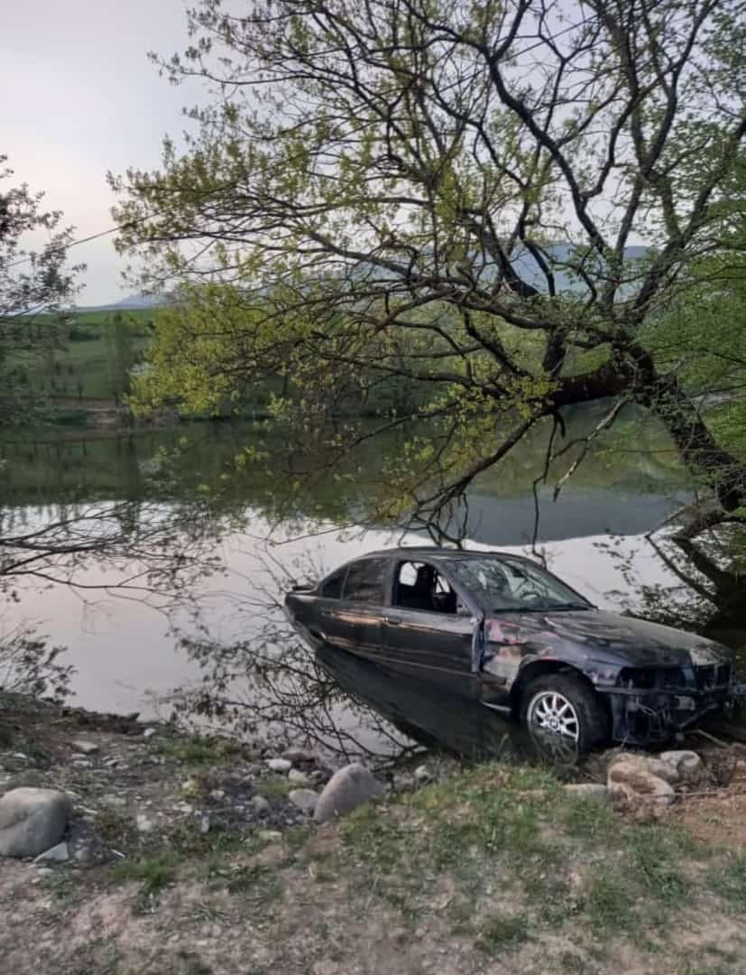 Azərbaycanda maşını göldə batırıb klip çəkdilər - FOTO
