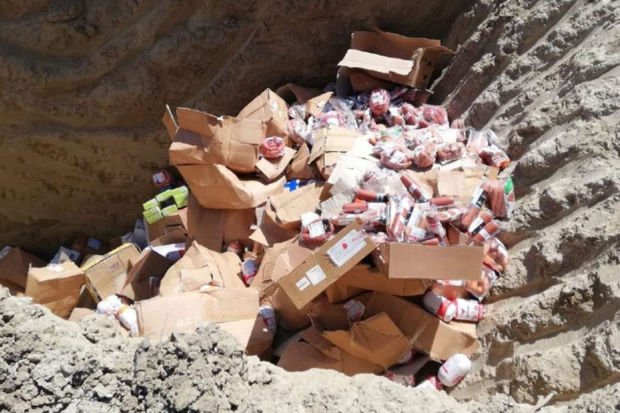 Külli miqdarda kolbasa və sosis məmulatları məhv edildi - FOTO Külli miqdarda kolbasa və sosis məmulatları məhv edildi - FOTO