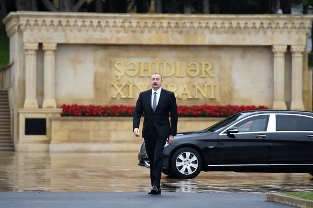 İlham Əliyev faşizm üzərində Qələbə uğrunda həlak olan Azərbaycan övladlarının xatirəsini anıb İlham Əliyev faşizm üzərində Qələbə uğrunda həlak olan Azərbaycan övladlarının xatirəsini anıb