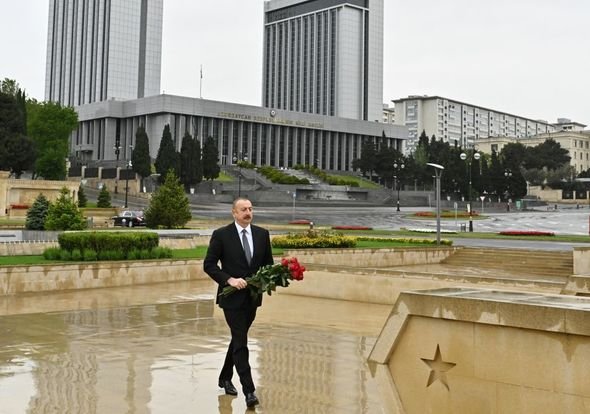 İlham Əliyev faşizm üzərində Qələbə uğrunda həlak olan Azərbaycan övladlarının xatirəsini anıb İlham Əliyev faşizm üzərində Qələbə uğrunda həlak olan Azərbaycan övladlarının xatirəsini anıb