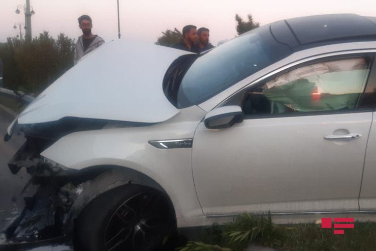 Bakıda ağır qəza: Avtomobil işıq dirəyini aşırdı - FOTO