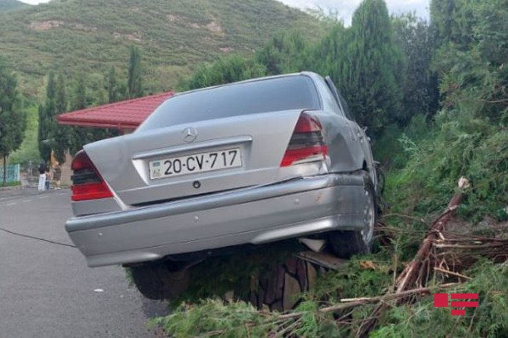 Qəza törədən avtomobil restoranın həyətinə girdi -FOTO