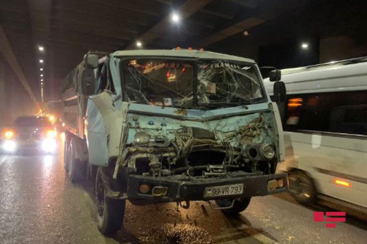 2 KAMAZ toqquşdu – tıxac yarandı