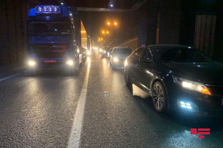 2 KAMAZ toqquşdu – tıxac yarandı