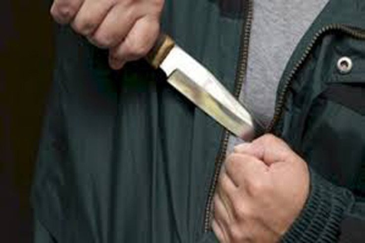 19 yaşlı oğlan özünü bıçaqladı