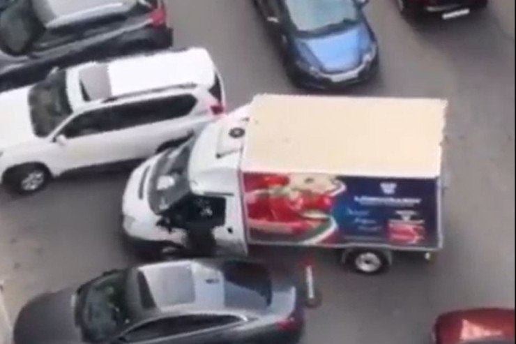 Bakıda "parkovşik" sürücüyə hücum etdi Bakıda "parkovşik" sürücüyə hücum etdi