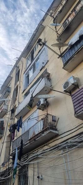 Azərbaycanlıların yığcam yaşadıqları Marneulidə binanın eyvanı uçub, ölən var - YENİLƏNİB + FOTO Azərbaycanlıların yığcam yaşadıqları Marneulidə binanın eyvanı uçub, ölən var - YENİLƏNİB + FOTO