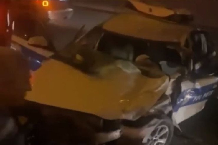 Bakıda polis maşını "Shacman"la toqquşdu - Bakıda polis maşını "Shacman"la toqquşdu -