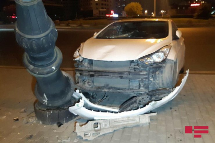 Maşın dirəyə çırpıldı, sakinlər işıqsız qaldı - FOTO Maşın dirəyə çırpıldı, sakinlər işıqsız qaldı - FOTO