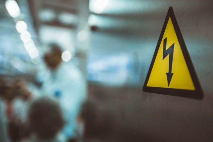 18 yaşlı qızı elektirik cərəyanı öldürdü