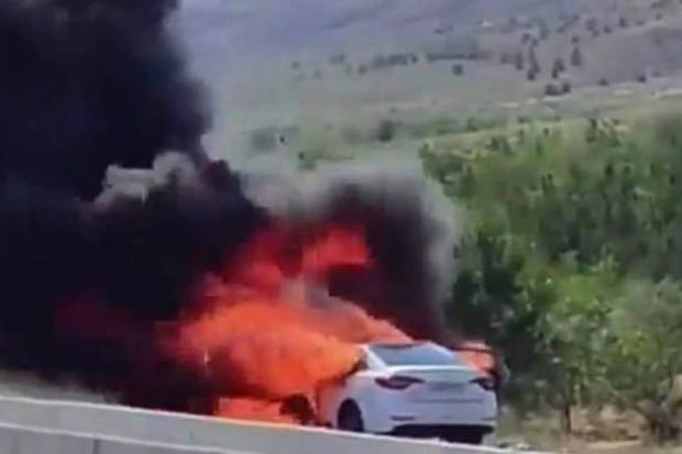 Bakı-Şamaxı yolunda “Hyundai Sonata” alovlandı Bakı-Şamaxı yolunda “Hyundai Sonata” alovlandı