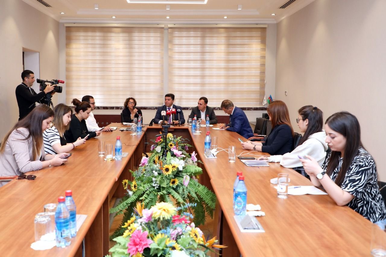 “Açıq qapı” aksiyasında suallar cavablandırıldı - FOTO “Açıq qapı” aksiyasında suallar cavablandırıldı - FOTO