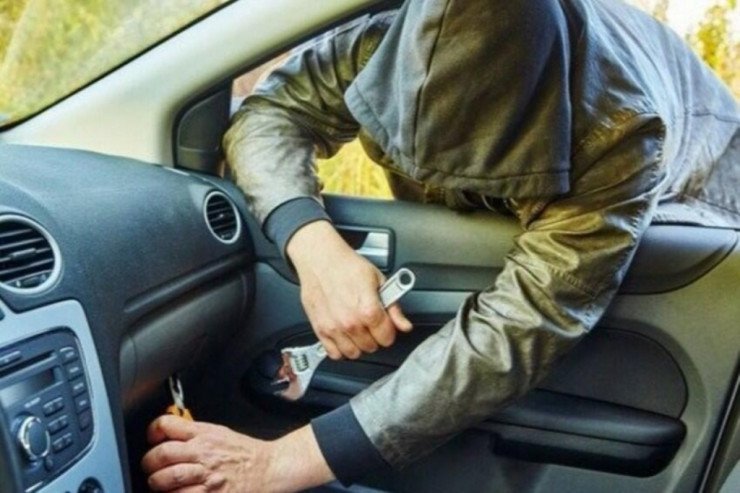 Avtomobildən 30 min manat OĞURLANDI Avtomobildən 30 min manat OĞURLANDI