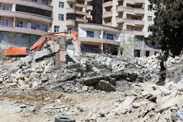 Bakıda yaşayış binasını sökən iş adamına cinayət işi AÇILDI