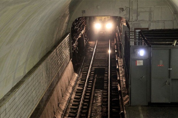 Metroda kişi özünü qatar yoluna atdı və...