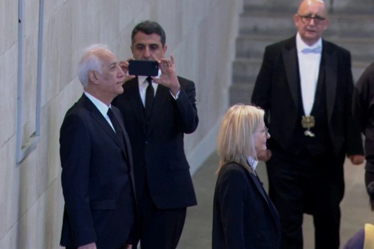 Ermənistan prezidentinə II Elizabetin tabutunun yanında etdiklərinə görə SƏRT TƏNQİD Ermənistan prezidentinə II Elizabetin tabutunun yanında etdiklərinə görə SƏRT TƏNQİD