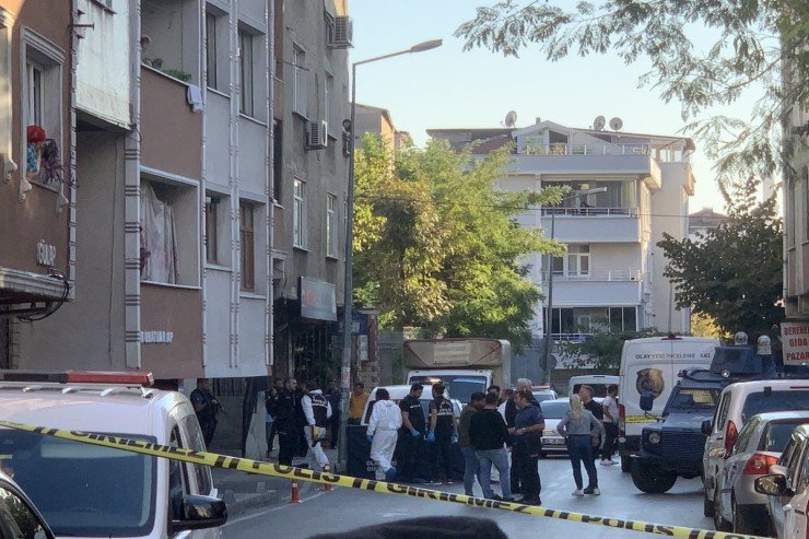 Anasının başını kəsib, pəncərədən atdı
