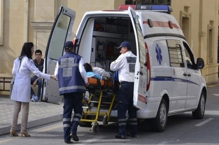 Bakıda gənc oğlan küçədə bıçaqlandı Bakıda gənc oğlan küçədə bıçaqlandı
