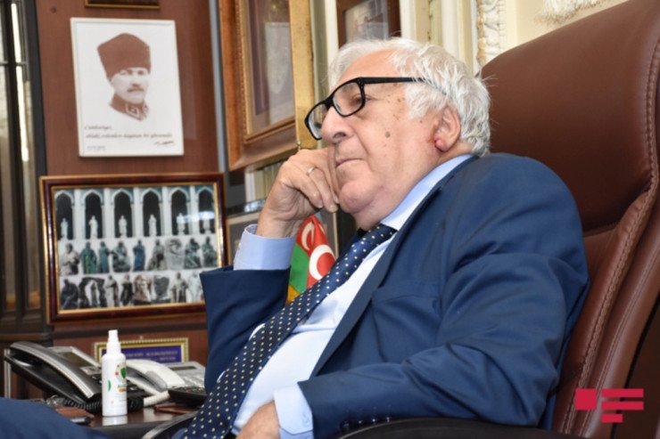 84 yaşlı Anar yenidən sədr seçildi 84 yaşlı Anar yenidən sədr seçildi